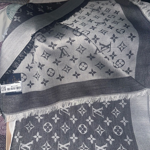 LV Shawl, NEVER been used. Got it as a gift but it’s not my vibe. - Picture 2 of 4